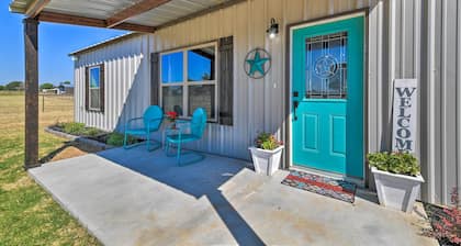 Modern Stephenville Farmhouse: 8 Mi to Dtwn!