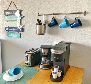 Habitación panorámica, cocina, vista al océano | Cocina privada | Cafetera y tetera y utensilios de cocina 