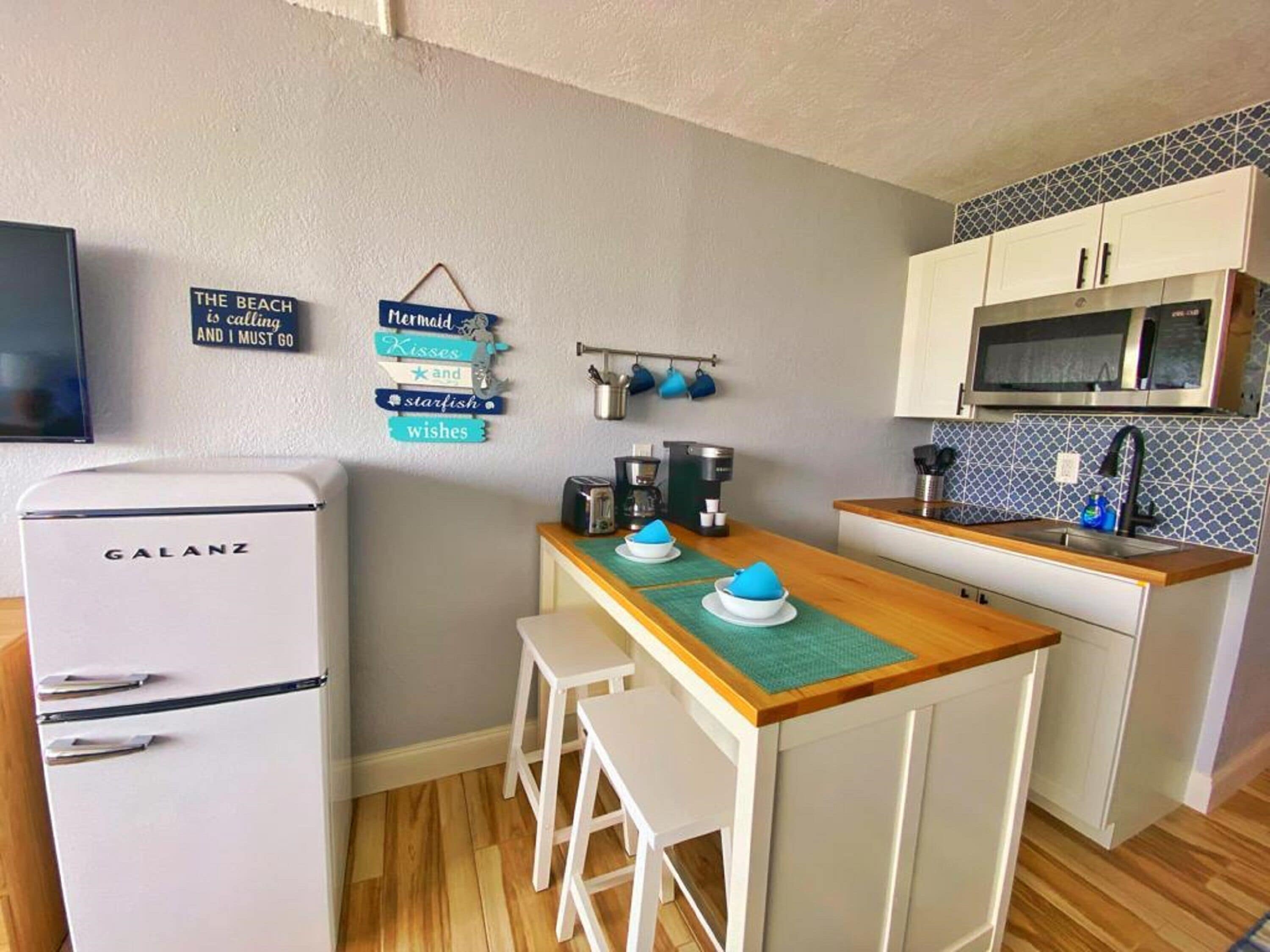 Habitación panorámica, cocina, vista al océano | Cocina privada | Cafetera y tetera y utensilios de cocina 