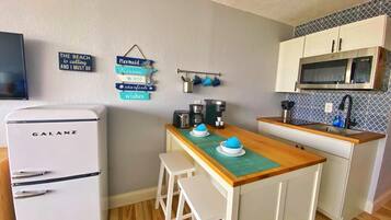 Habitación panorámica, cocina, vista al océano | Cocina privada | Cafetera y tetera y utensilios de cocina