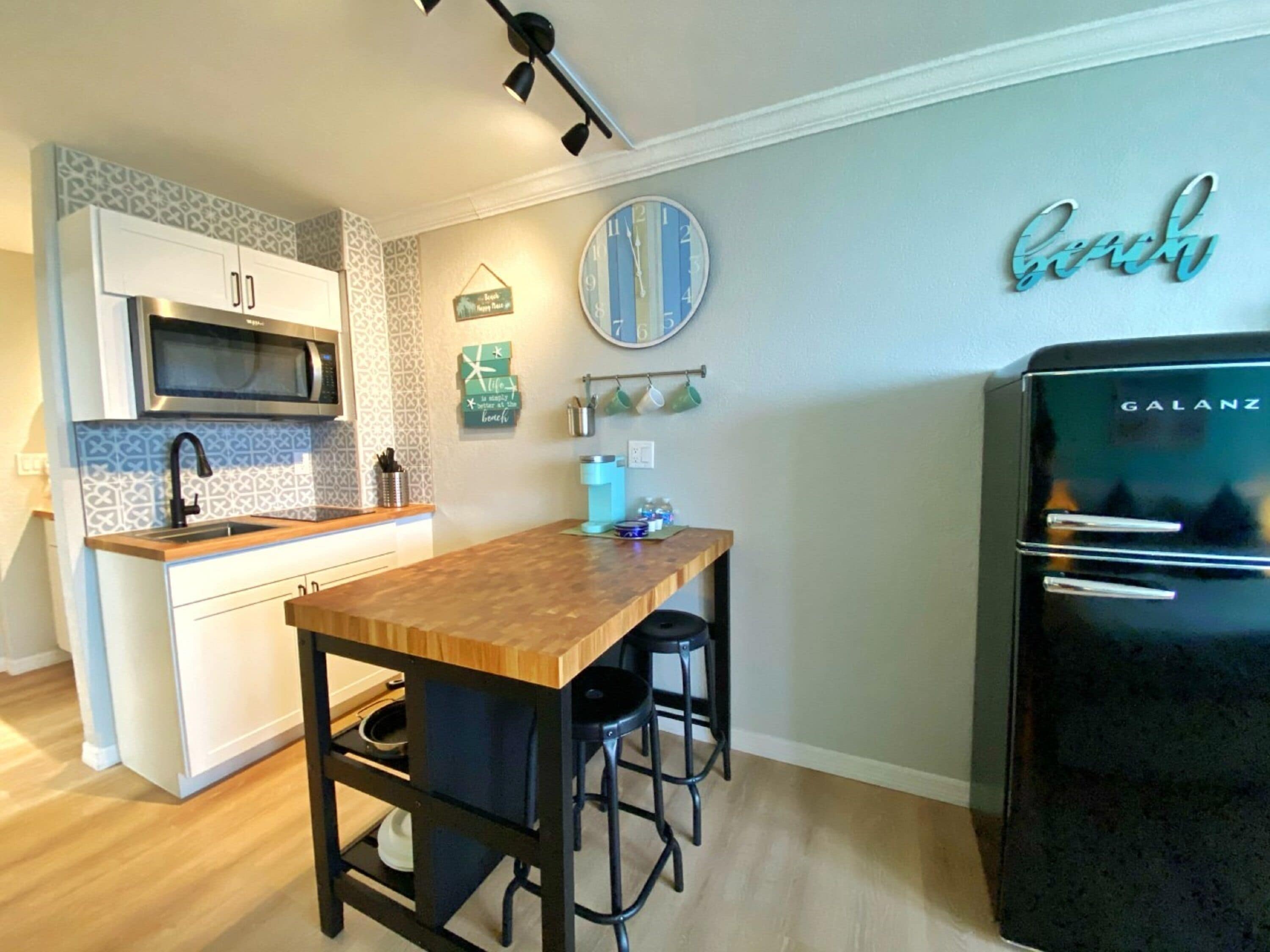 Estúdio premium, 1 cama King e sofá-cama, cozinha, vista para o oceano | Cozinha privada | Cafeteira/chaleira, talheres/pratos/utensílios de cozinha