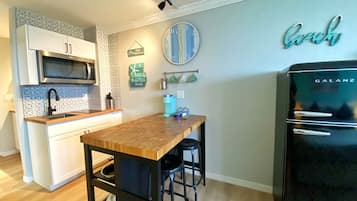 Estúdio premium, 1 cama King e sofá-cama, cozinha, vista para o oceano | Cozinha privada | Cafeteira/chaleira, talheres/pratos/utensílios de cozinha