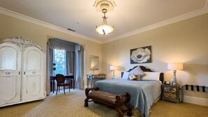 Une chambre à coucher comprenant un lit, une table de chevet, une lampe, une commode et une chaise.