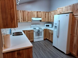 Refrigerador, microondas, horno y parrilla de estufa 