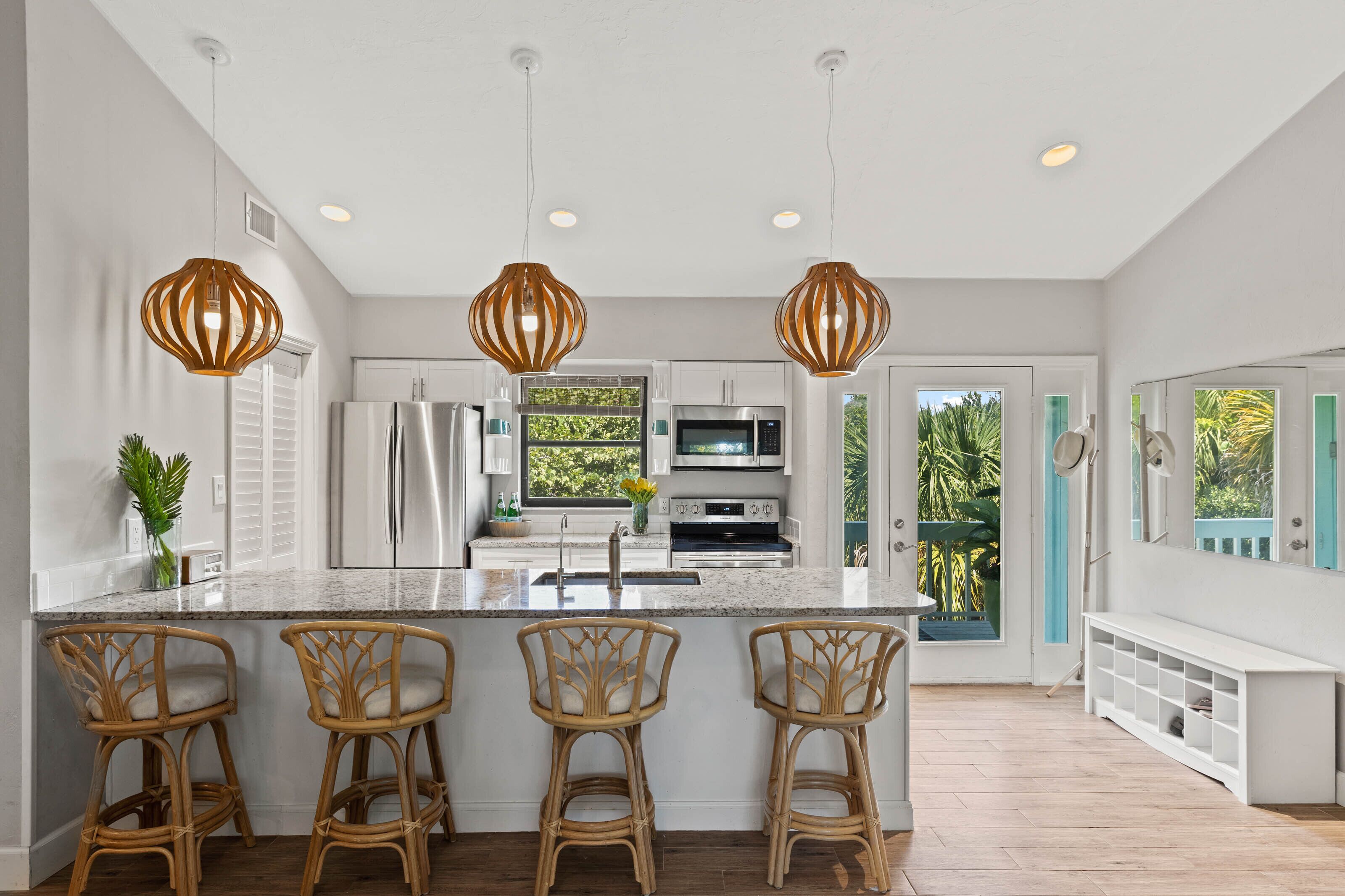 冷蔵庫、電子レンジ、オーブン、コンロ