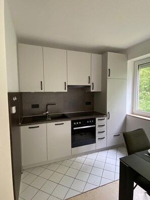Kylskåp, ugn, spishäll och diskmaskin
