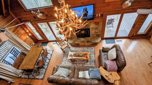 Smart TV, caminetto, videogiochi, tavolo da calcetto