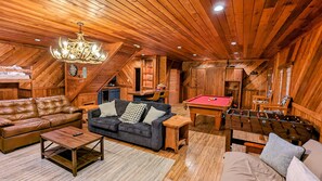 Smart-TV, Kamin, Videospiele, Tischfußball