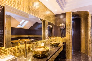 Suite estudio presidencial | Baño | Regadera y toallas