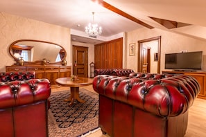 Suite estudio presidencial | Área de sala de estar | Televisión LCD de 42 pulgadas con canales vía satélite y televisión