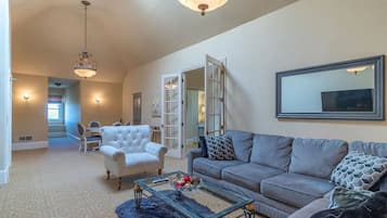 Televisión de pantalla plana y chimenea