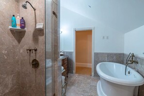 Badewanne, Regendusche, Haartrockner, Handtücher