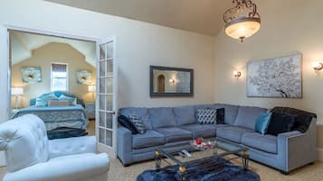 Televisión de pantalla plana y chimenea