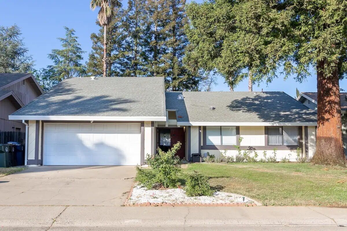 House with nice backyard, playground and many