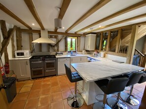 Rumah | Dapur pribadi | Lemari es, microwave, oven, dan kompor