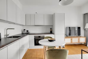 Réfrigérateur, four à micro-ondes, un four, surface de cuisson