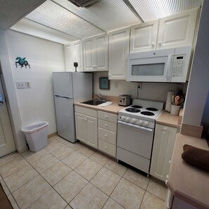 Kjøleskap, mikrobølgeovn, ovn og kokeplater