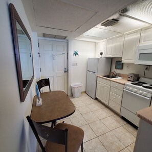 Kjøleskap, mikrobølgeovn, ovn og kokeplater