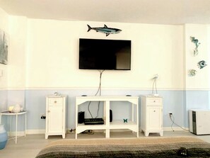Tabla de planchar con plancha, wifi gratis, ropa de cama