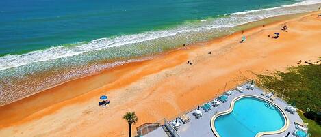 Sur la plage, chaise longue, serviettes de plage