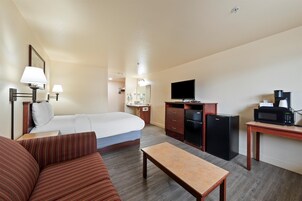Deluxe Room, 1 King Bed | Individually decorated, individually furnished, desk, laptop workspace