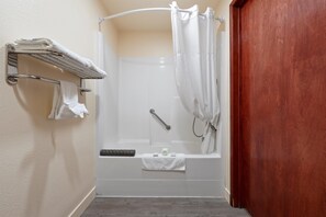 Basic Single Room | Bathroom | Bathtub, hair dryer, towels