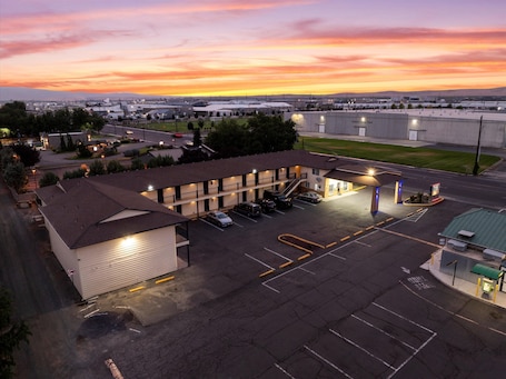 Exterior. Quincy INN and Suites