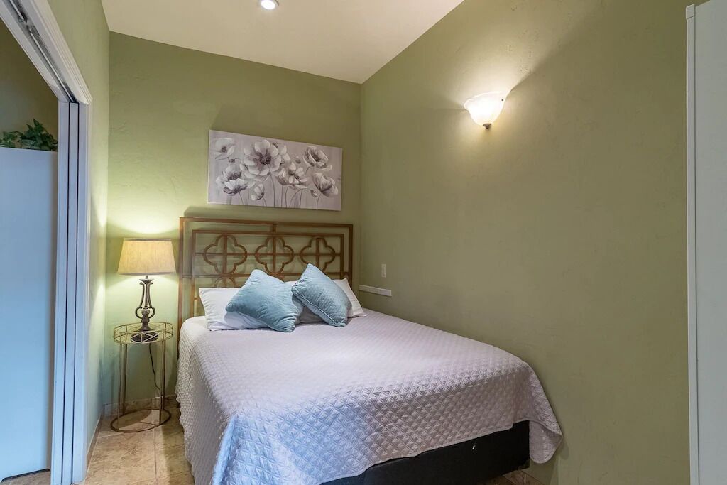 2 bedrooms, iron/ironing board, internet, bed sheets