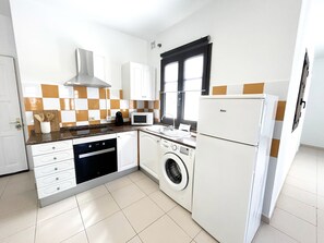 Kjøleskap, mikrobølgeovn, ovn og kaffetrakter/tekoker