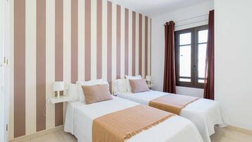 2 habitaciones, tabla de planchar con plancha, cuna de viaje y wifi