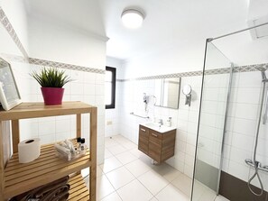 Hårføner og håndklær