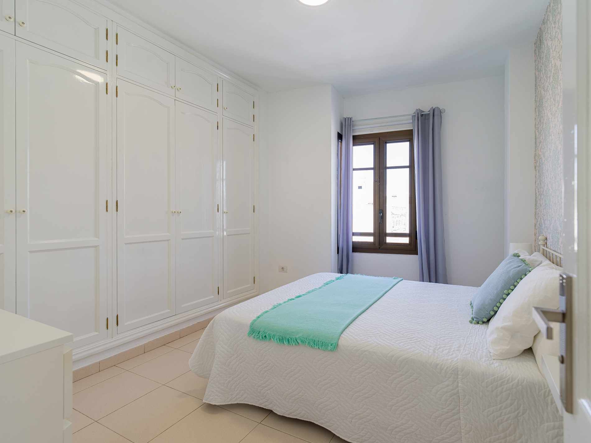 2 habitaciones, tabla de planchar con plancha, cuna de viaje y wifi 