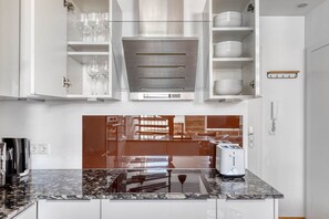 Kühlschrank, Mikrowelle, Ofen, Herdplatte