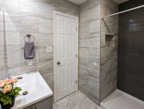 Combined shower/bathtub, hair dryer, towels, soap - Quiet, comfy and spacious 3 bedroom home in KC (Mission)