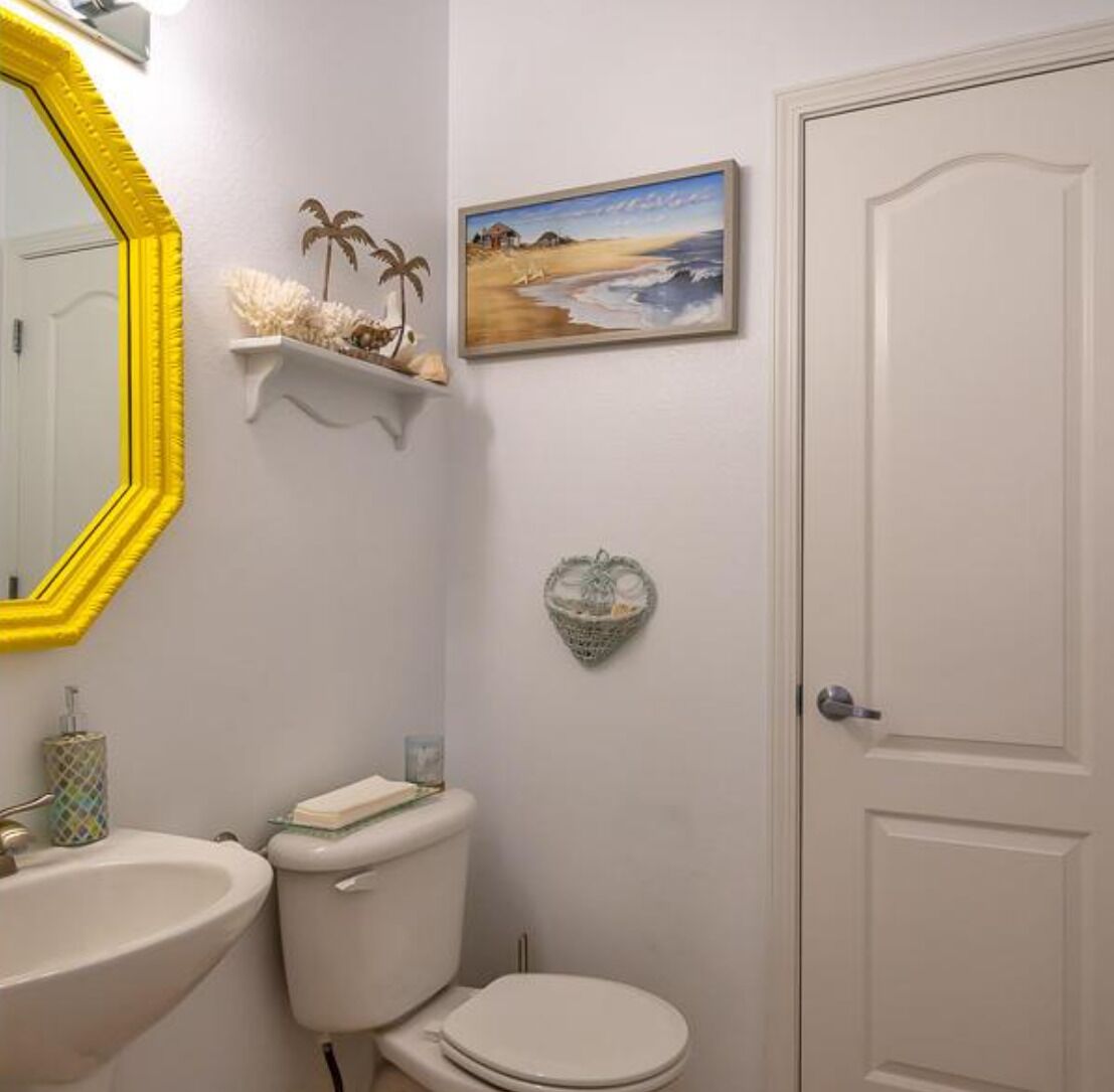 Combined shower/bathtub, hair dryer, towels, soap