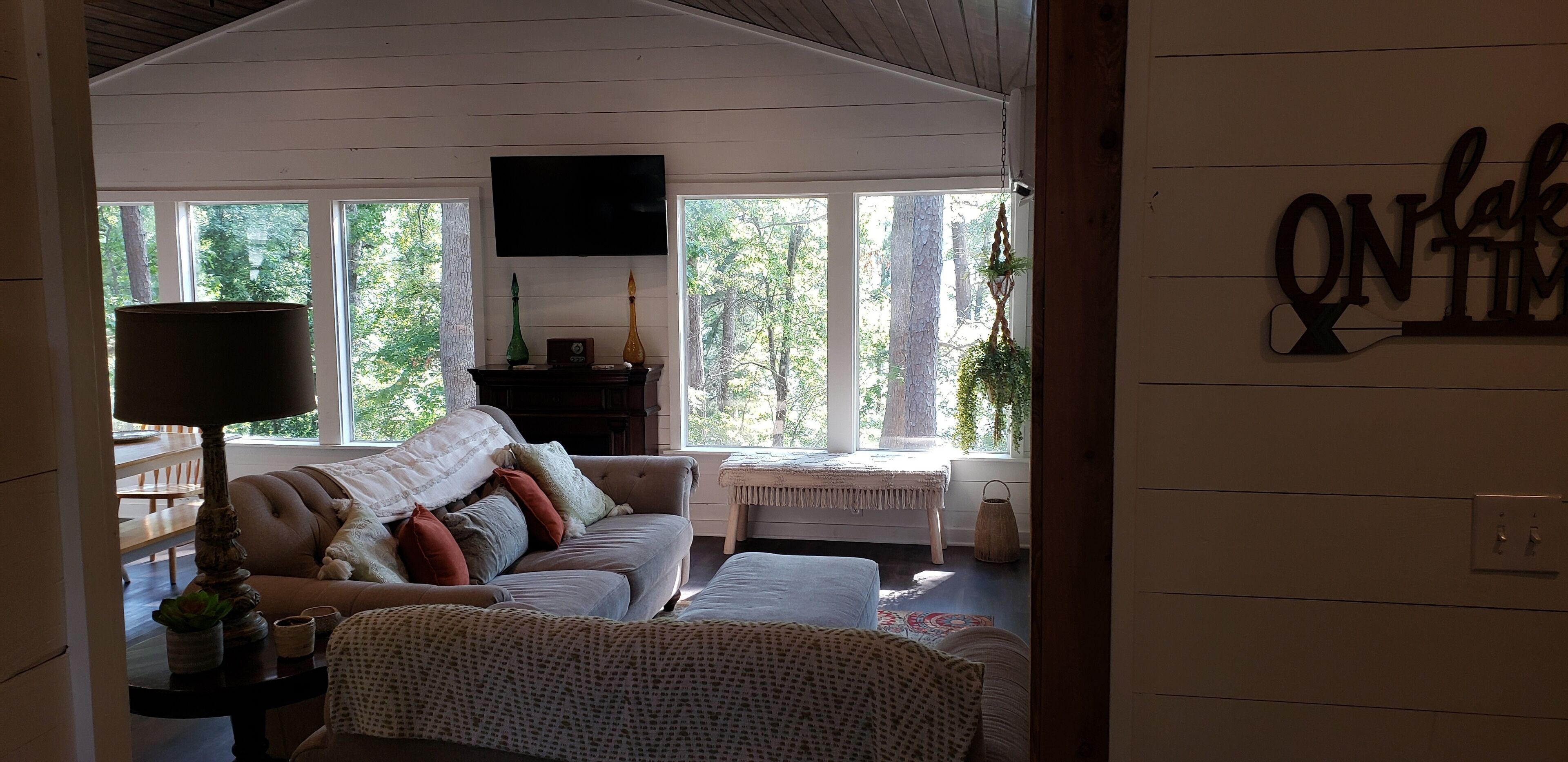 Una Smart TV, una chimenea