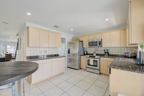 Fridge, microwave, oven, stovetop - East corner Two Bedrooms townhouse at 1 mile from the beach (Fort Lauderdale)