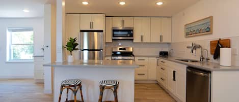 Réfrigérateur, micro-ondes, four, plaque de cuisson