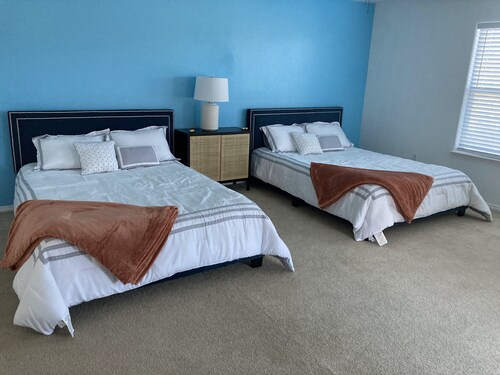 O'Keeffe Paints, XL room with lock for Balloon Fiesta!