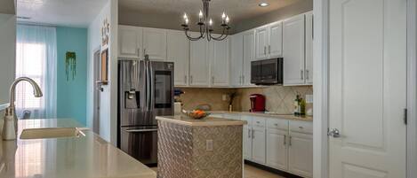 Frigorífic, microones, forn i placa de cuina