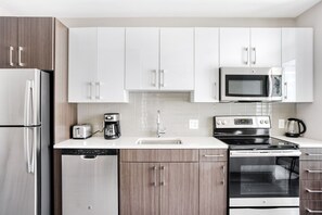 Réfrigérateur, four à micro-ondes, un four, lave-vaisselle