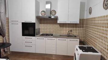 Frigorifero, forno, piano cottura, macchina per tè/caffè