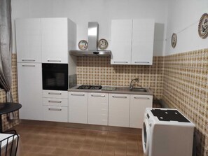 Réfrigérateur, four, plaque de cuisson, cafetière/bouilloire