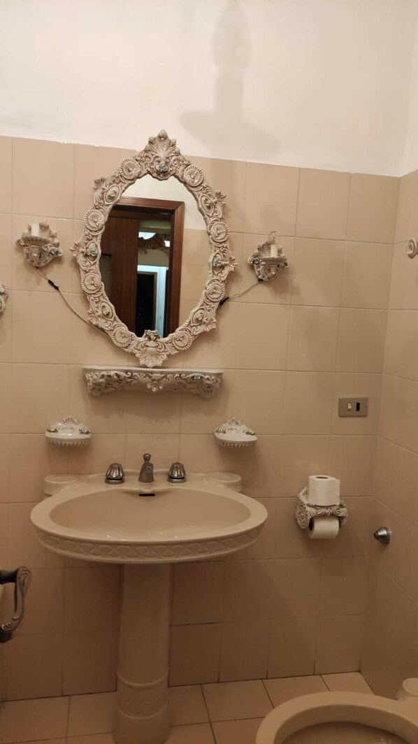 Baignoire, sèche-cheveux