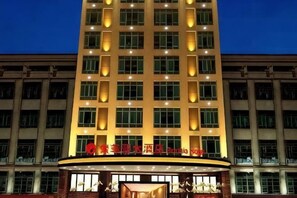 A multi-story hotel with a central atrium, large windows, and a prominent entrance. - Sofia Hotel (Wenchang)