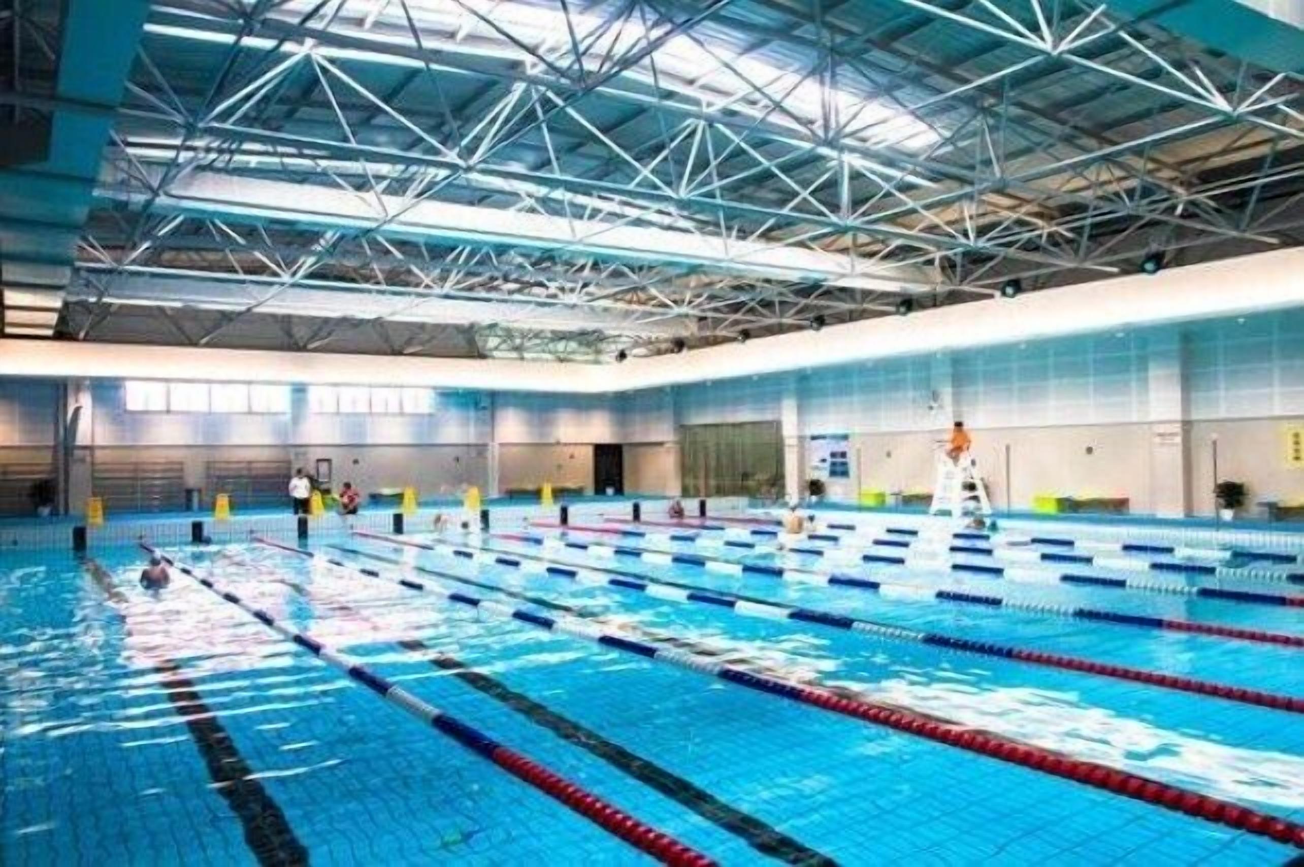 حمام سباحة داخلي