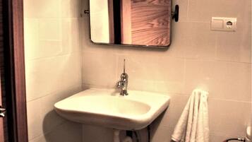 Badewanne, Haartrockner, Handtücher