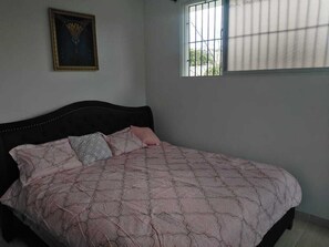 3 bedrooms, desk, iron/ironing board, free WiFi - close to the sea, Colonial Zone, restaurants and Museums (Santo Domingo)
