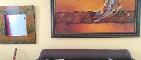 Een smart-tv, boeken, een computerscherm en een printer