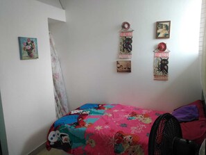 3 bedrooms, desk, iron/ironing board, free WiFi - close to the sea, Colonial Zone, restaurants and Museums (Santo Domingo)